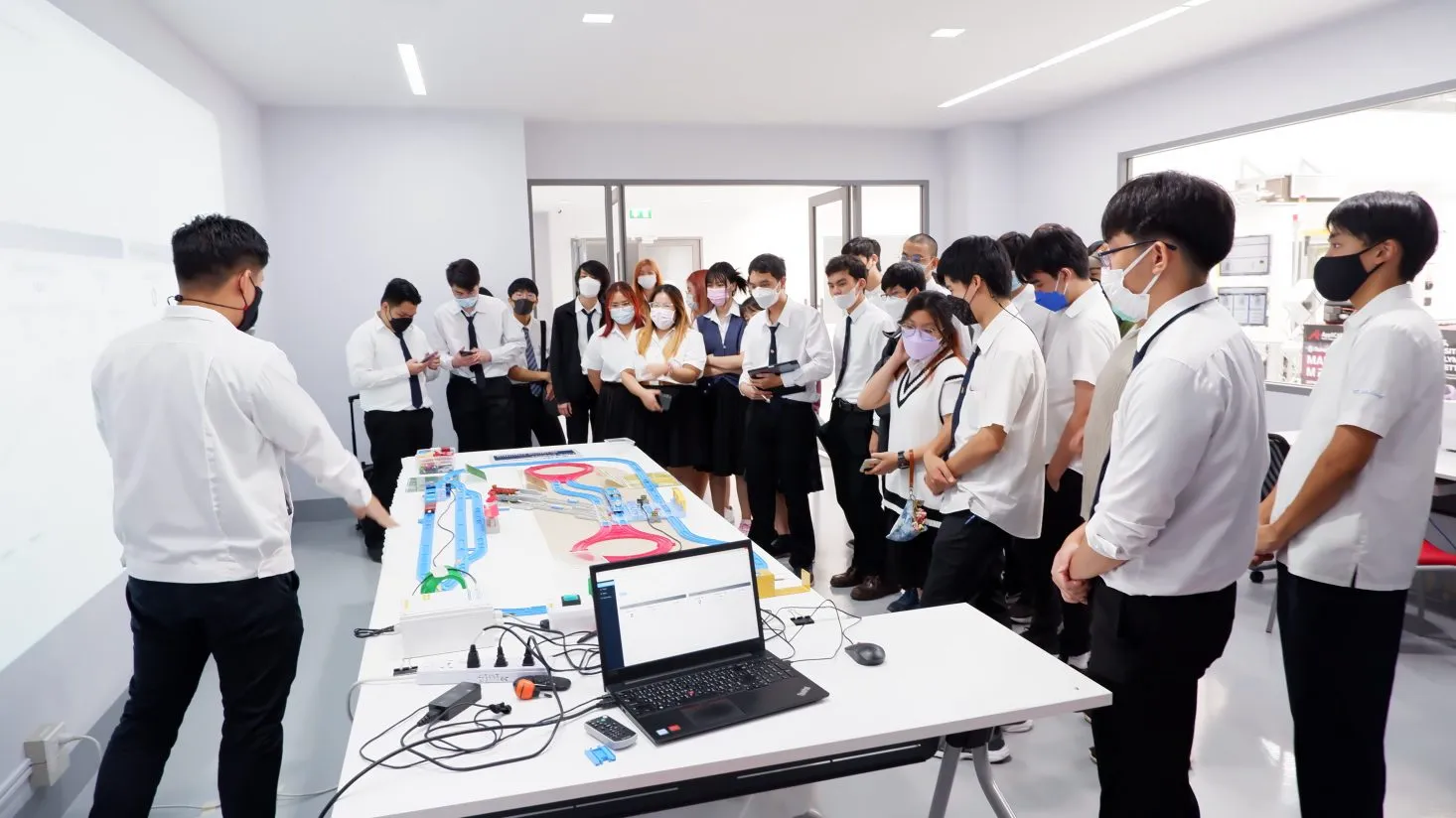 คณาจารย์และนักศึกษาวิทยาลัยนานาชาติ สถาบันเทคโนโลยี ไทย-ญี่ปุ่น (TNIC) เข้าเยี่ยมชมศูนย์เทคนิคแห่งการเรียนรู้ SIMTEC