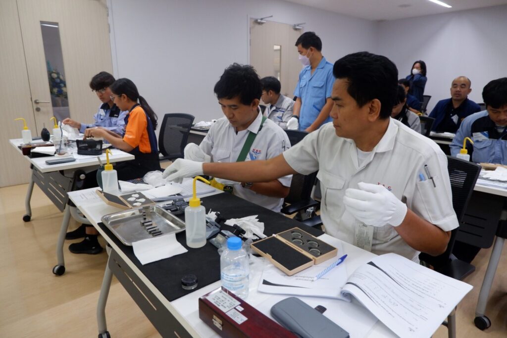 บริษัท สุมิพล คอร์ปอเรชั่น จำกัด ได้รับการรับรองให้เป็นหน่วยงานที่ทำหน้าที่ให้บริการฝึกอบรมในหลักสูตร “การสอบเทียบเวอร์เนียร์คาลิปเปอร์และไมโครมิเตอร์ด้วยเกจบล็อก”