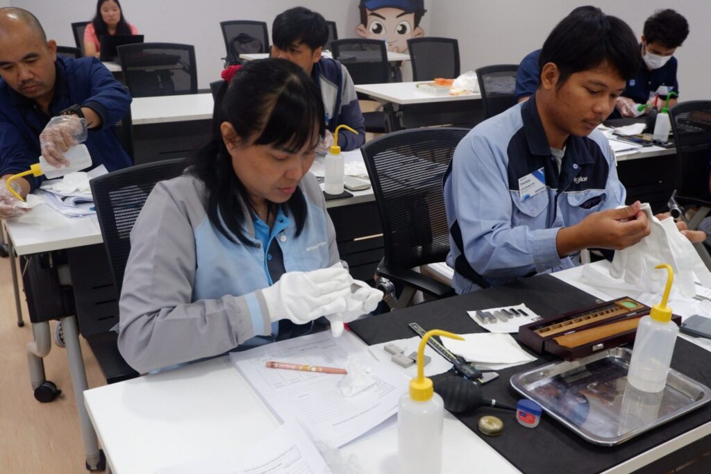 บริษัท สุมิพล คอร์ปอเรชั่น จำกัด ได้รับการรับรองให้เป็นหน่วยงานที่ทำหน้าที่ให้บริการฝึกอบรมในหลักสูตร “การสอบเทียบเวอร์เนียร์คาลิปเปอร์และไมโครมิเตอร์ด้วยเกจบล็อก” ตามกรอบสาขาวิชาชีพบริการอุตสาหกรรม สาขามาตรวิทยา อาชีพผู้สอบเทียบเครื่องมือวัดสาขามิติ ระดับ 3