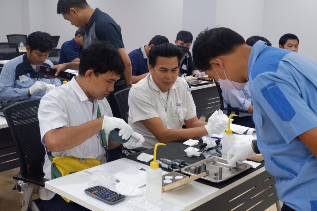 บริษัท สุมิพล คอร์ปอเรชั่น จำกัด ได้รับการรับรองให้เป็นหน่วยงานที่ทำหน้าที่ให้บริการฝึกอบรมในหลักสูตร “การสอบเทียบเวอร์เนียร์คาลิปเปอร์และไมโครมิเตอร์ด้วยเกจบล็อก”