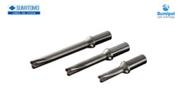 ดอกสว่านถอดเปลี่ยนได้จาก SumiDrill GDX Series ที่มีจุดเด่นเรื่องการปรับสมดุลความแข็งแกร่งและการคายเศษ ความสามารถเจาะรูลึกได้ถึง L/D=7 ประเภท Indexable Insert