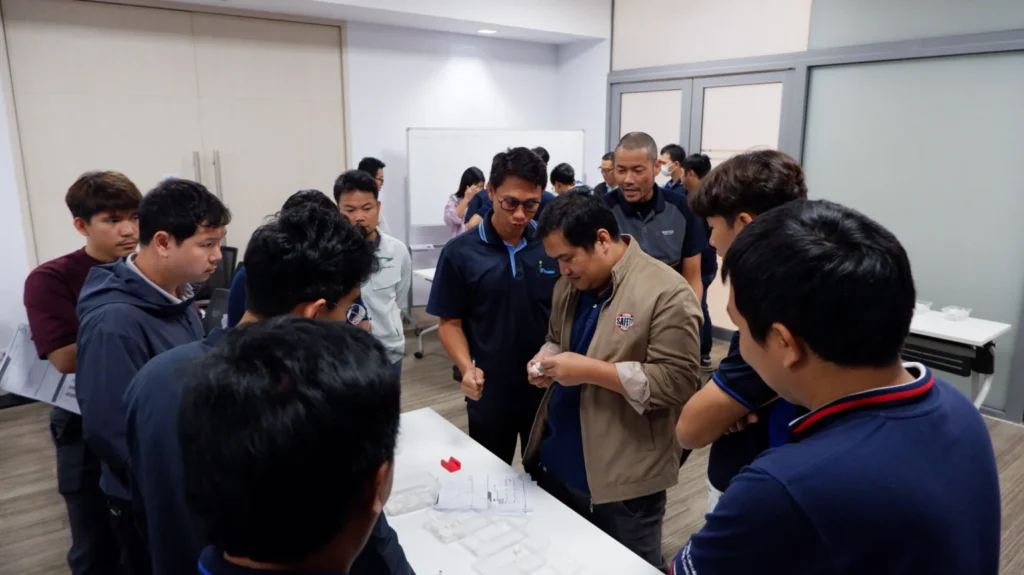 ผู้เข้าอบรมหลักสูตร ECRS เพื่อการออกแบบระบบอัตโนมัติ ณ สถาบันเทคโนโลยีการผลิตสุมิพล SIMTEC