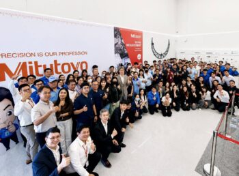 ผู้เข้าร่วมงานเยี่ยมชมและรับฟังการสาธิตเทคโนโลยีการวัดอัตโนมัติจากผู้เชี่ยวชาญ Mitutoyo