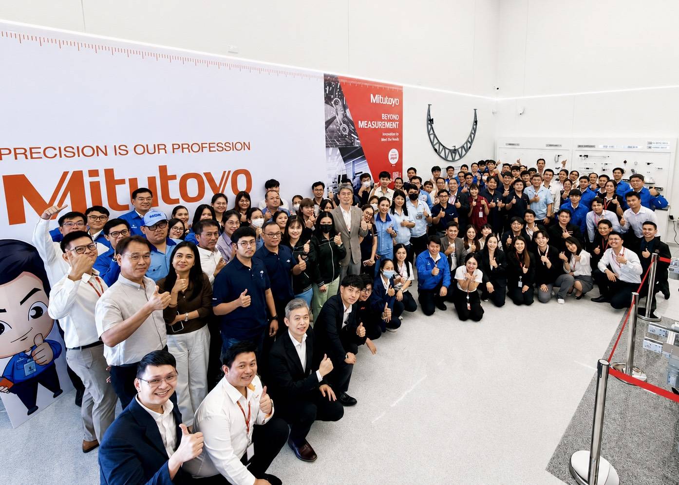 ผู้เข้าร่วมงานเยี่ยมชมและรับฟังการสาธิตเทคโนโลยีการวัดอัตโนมัติจากผู้เชี่ยวชาญ Mitutoyo